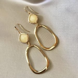 Gele Jade & Open Hangers