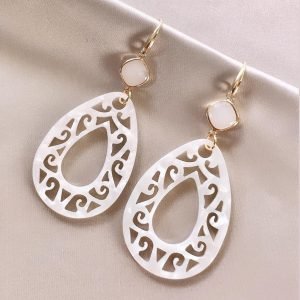 Poederwitte Jade & Opengewerkte Witte Resin