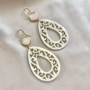Poederwitte Jade & Opengewerkte Witte Resin